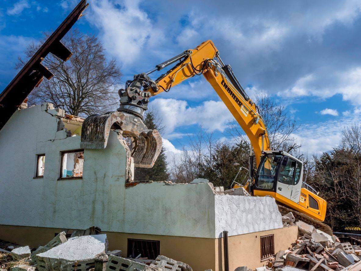 Liebherr kotró válogató markolóval bont egy egyszintes családi házat